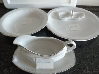 Porcelánová sada se stříbrnou linkou.