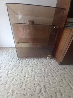 Skleněný TV stolek