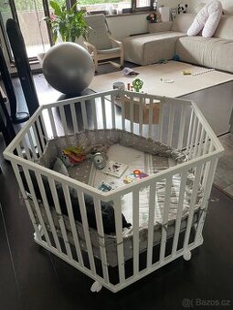 Ohrádka šestiúhelníková bílá + matrace + mantinely