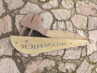 Přídavný zařízení ke koňské sekačce