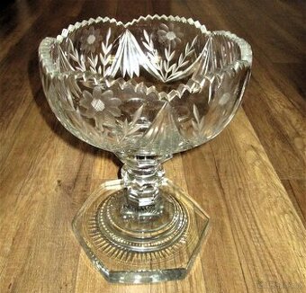 Nástolec - velká starožitná broušená mísa na noze