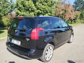 Peugeot 5008 top stav v kůži + multimedia