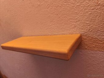 Police z masivu – design, který pozvedne každý interiér