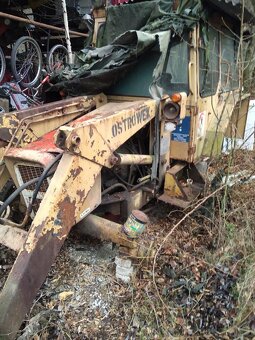 Ostrowek traktorbagr - zbytek - na náhradná díly
