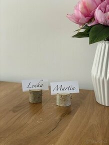 Dřevěný stojánek na jmenovky