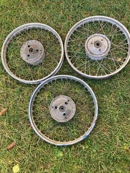 Tři ráfky z moto JAWA 21 Pionýr