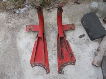 Přední držáky střechy na RS09.