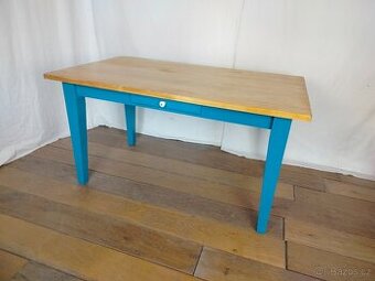 Masivní jídelní stůl