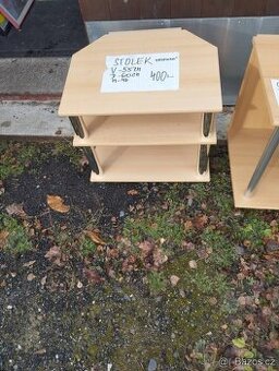 Televizní stolek světlé barvy