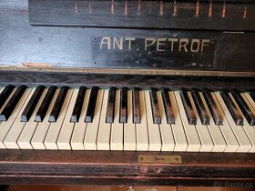 Piano Petrof