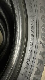 Zimní pneu 215/55/17 Goodyear (4ks) - 1