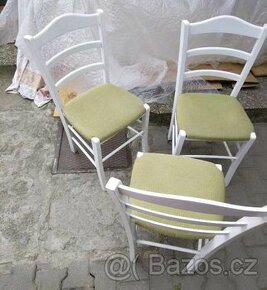 Bílé dřevěné židle s polstrovaným sedákem