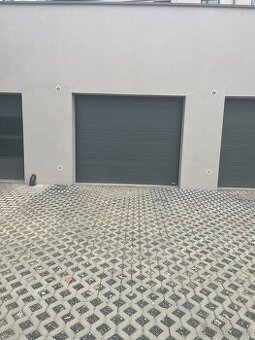 Garáž a parkovací místo před garáží 3500 Kč - 1