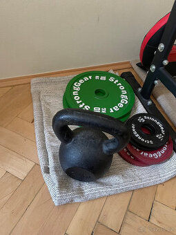 Ocelové kotouče, kettlebell a bulharský pytel