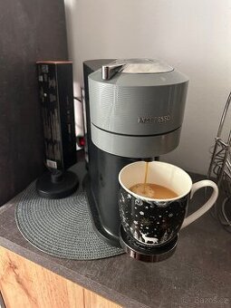 Kávovar Nespresso Vertuo + napěňovač mléka
