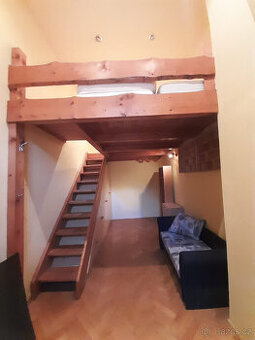 2 postele, pod nimi skříně