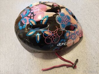 Dívčí cyklistická helma značky Giro ca 10-12 let