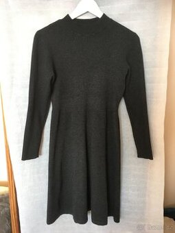 Úpletové antracitové šaty