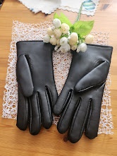 Vyteplené černé rukavice na štíhlou ruku