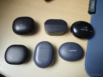 Nabíjecí pouzdra pro sluchátka.