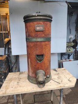 obchod, zásobník, násypka, mosazné kupecké váhy, ornament