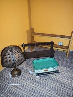 Váha, lampa, poličky, stojan na kytky
