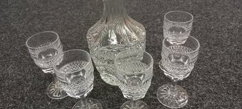 Křišťálová sada s karafou.