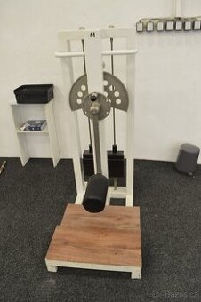 Posilovací stroj unožování