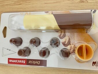 Zdobicí sáček, formičky, váleček na těsto, stojan s tryskami