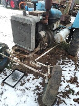 Prodám pojízdný zetor25K- maska a plechy ktomu jsou