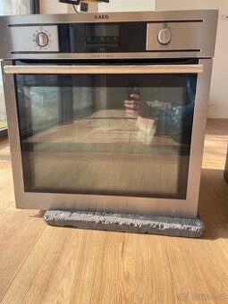Vestavná trouba AEG s pyrolýzou