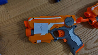 NERFKY- plastová krátká zbraň s laserem č.9- hračka