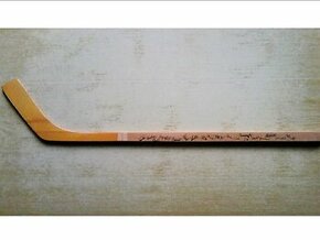 Malá hokejka s podpisy - suvenýr z roku 1972