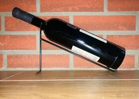 Stojánek/podpěra na lahve vína