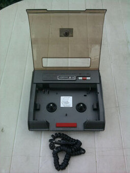 Starý Prevíjač VHS Videokaziet (Video Cassette Rewinder)