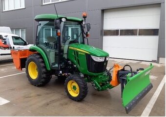 John Deere 3046R so zimnými nadstavbami