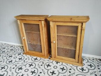Stará, prosklená skříňka po renovaci 2 ks