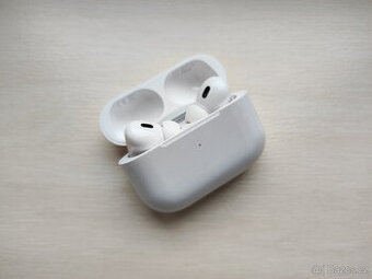 Apple AirPods Pro (2. generace) s MagSafe pouzdrem (USB-C)