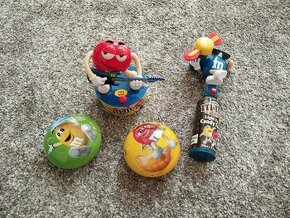 Hrající kytara, funkční větrák a kovové krabičky M&M's