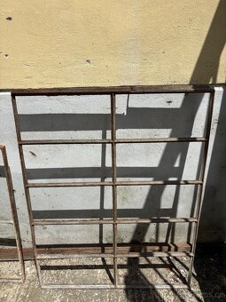 Prodám velké industriální kovové okenní mříže - vintage styl