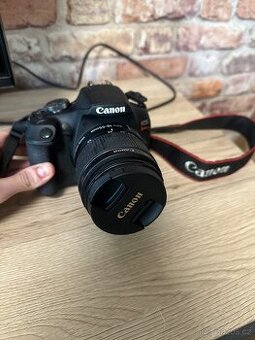 Prodám zrcadlovku Canon Rebel T7