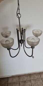 Pětiramenný kovový lustr