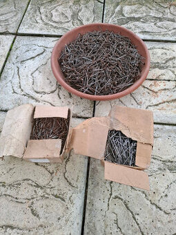 Hřebíky stavební 2,5x63 + směs