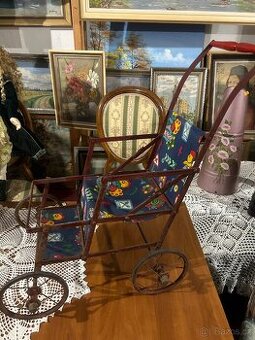 Starý retro kočárek pro panenky – kovový rám,60.–70. léta