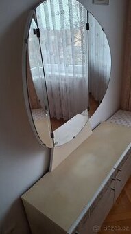 retro toaletka se skládacím zrcadlem