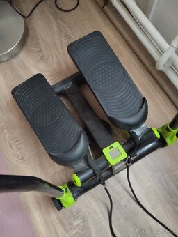 Stepper-posilovaci stroj