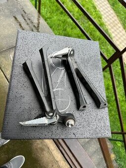 Zadní stupačky spolu jezdce na suzuki gsx-r 600 2012