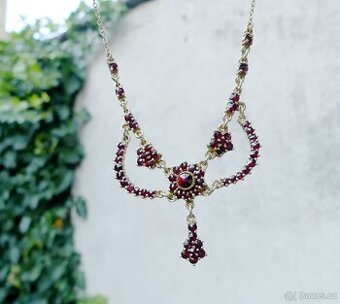 Stříbrné náhrdelníky s českými granáty, koliery, různé