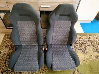 přední sedadla Suzuki Swift GTI.