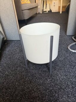 Kovový stojan na květiny